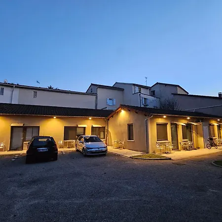 Le Louvre Hotel apartamentowy Saint-Symphorien-dʼOzon